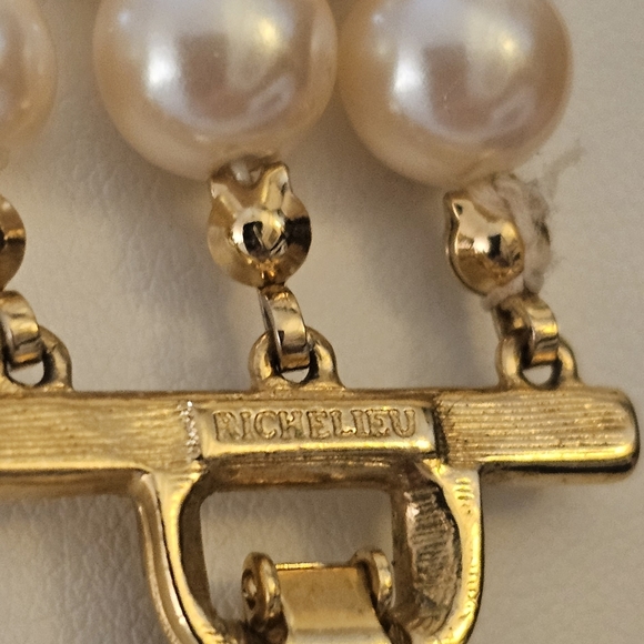 Triple Strand Signed RICHELIEU Cultured Pearl Vintage Necklace. - Picture 8 of 8